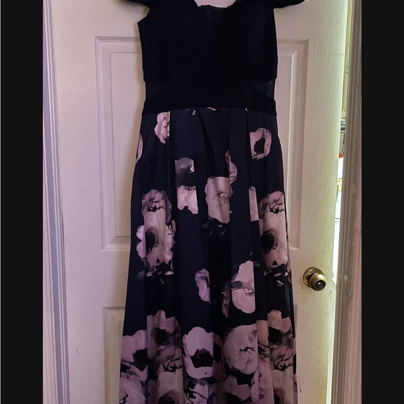 Elegant Floral Evening Gown - Picture 2 of 3